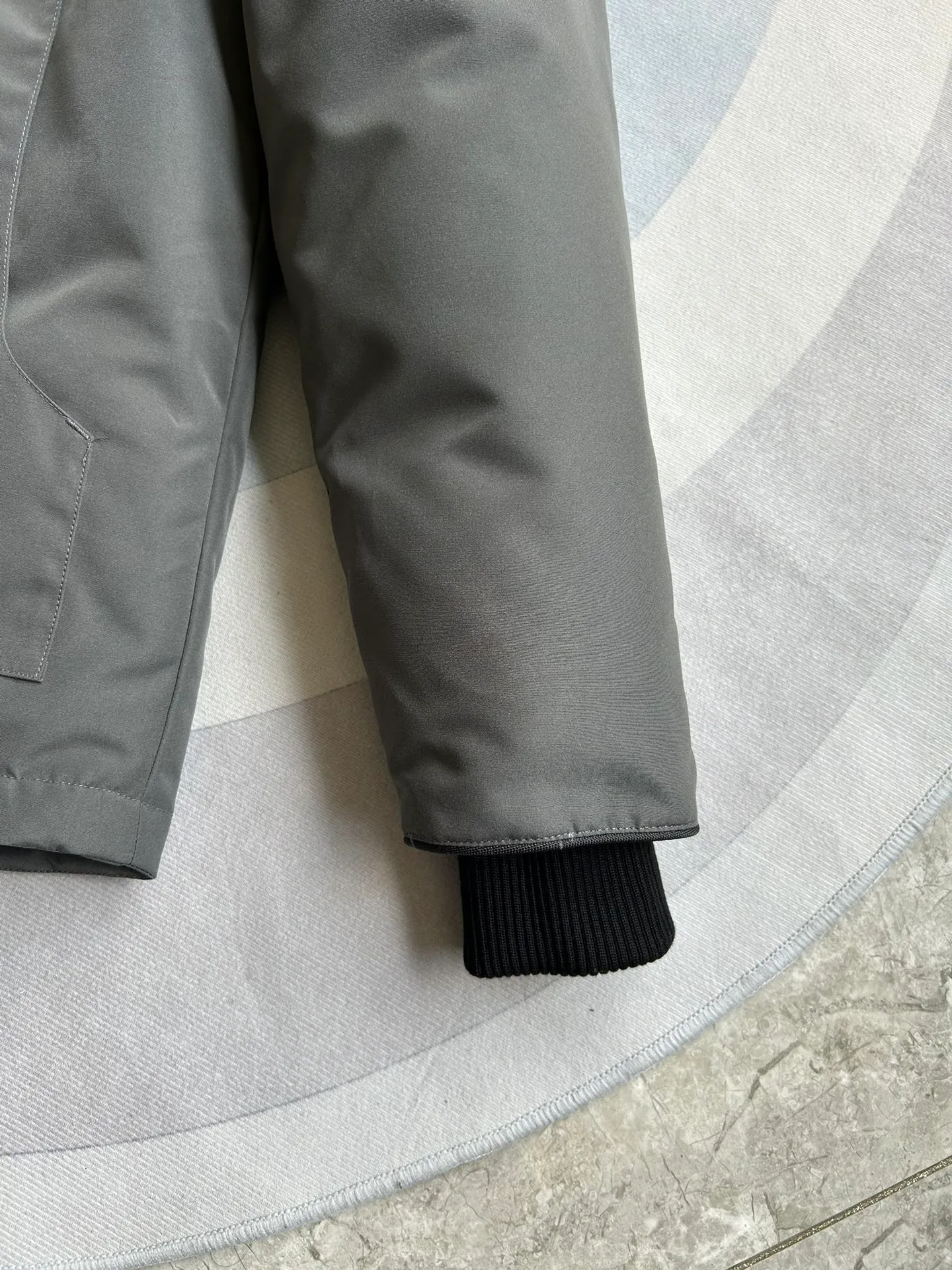 P840 E24 model 5816M Expedition men's gray detail picture. Sizes: XS S M L XL XXL.